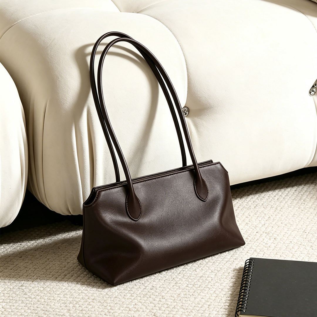 Schlanke Minimalistische Schultertasche mit langen Trägern