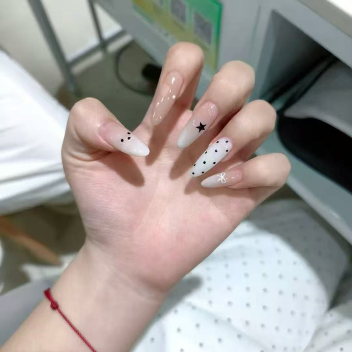 Künstlerisches Press-On-Nagelset mit Stern- und Punktemustern Karnz