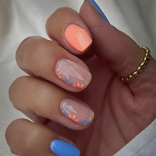 Kreatives Nagelset mit floralem und glamorösem Design Karnz