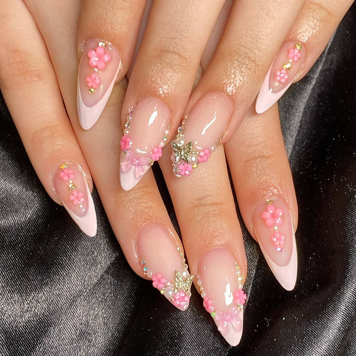 Kreatives Kunstnagelset mit verspielten Blüten- und Glitzerakzenten Karnz