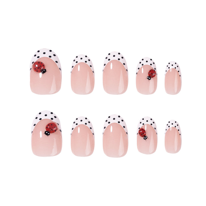 Kreative Nagelkunst mit Marienkäfer-Design Karnz