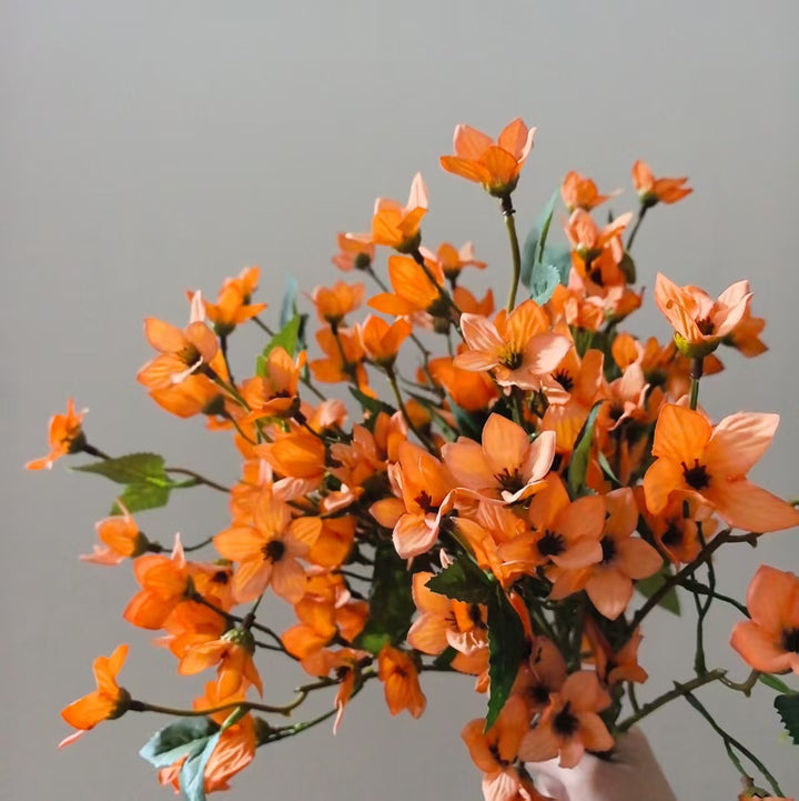 Lebensechte blühende Blumenstängel