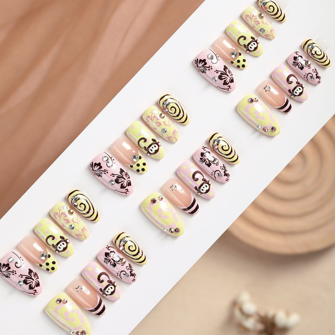 Kreatives Kunstnagelset mit verspielten Affenmotiven und Glitzerdetails Karnz