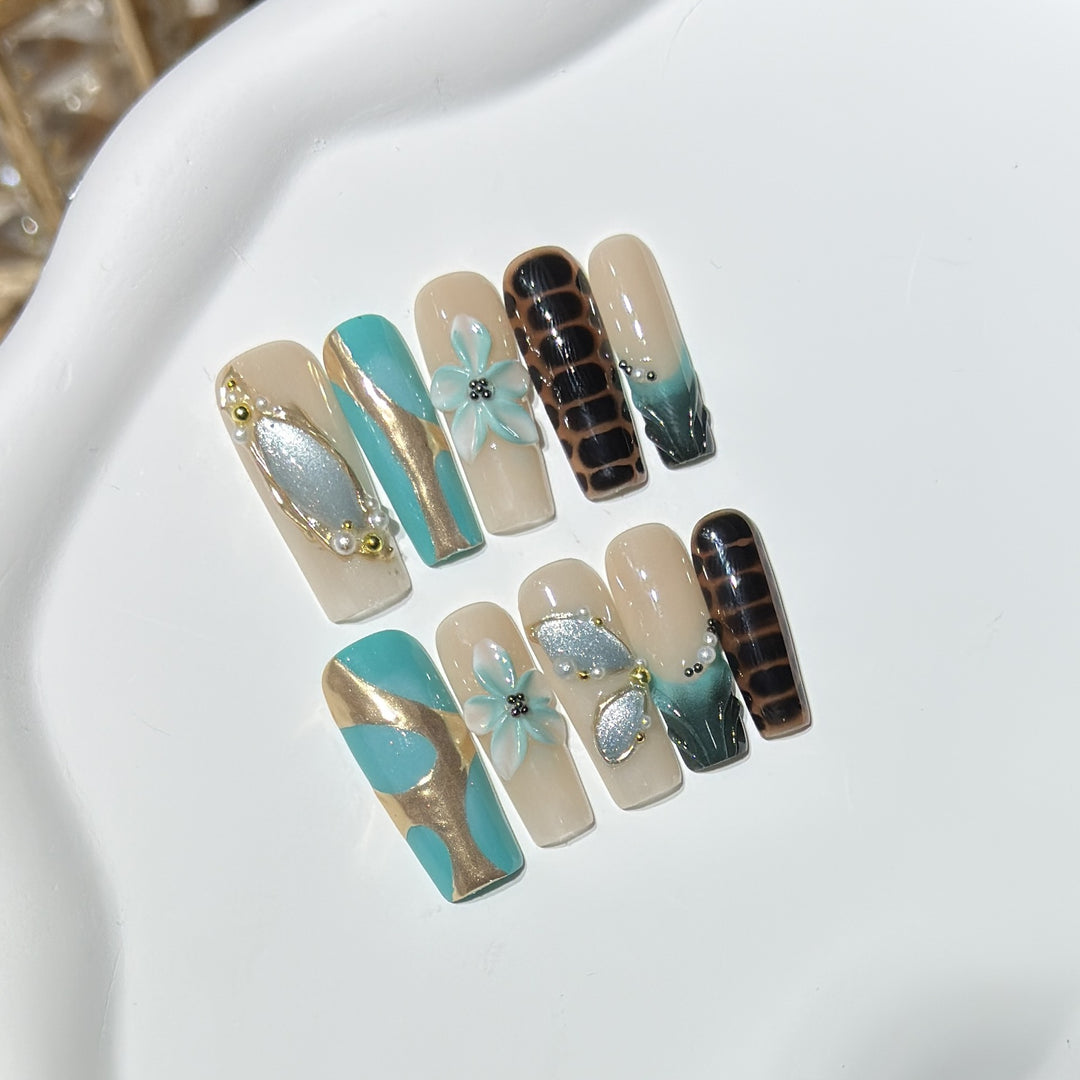 Künstlerisches Press-On Nagelkunstset mit floralen und geometrischen Designs Karnz