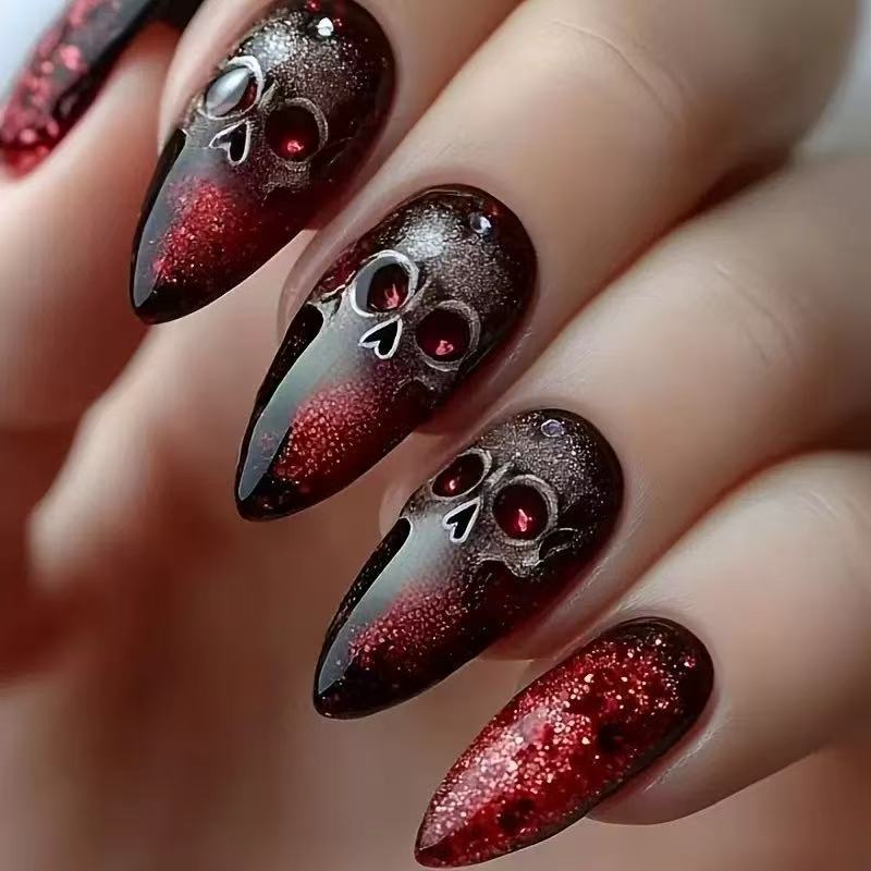 Kunstnagelset mit schaurigem Totenkopf-Design Karnz