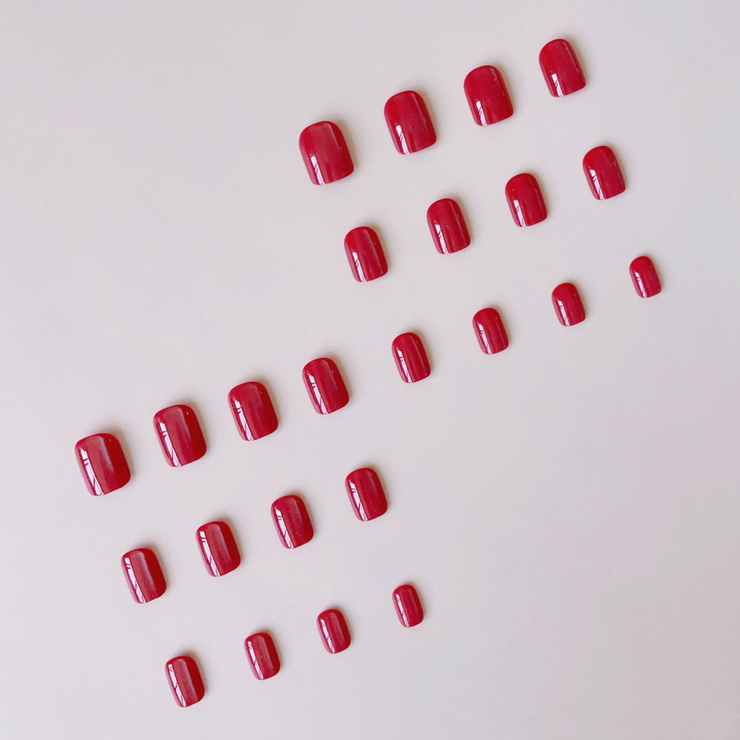 Kunstnagelset mit glänzendem Bordeaux-Finish Karnz