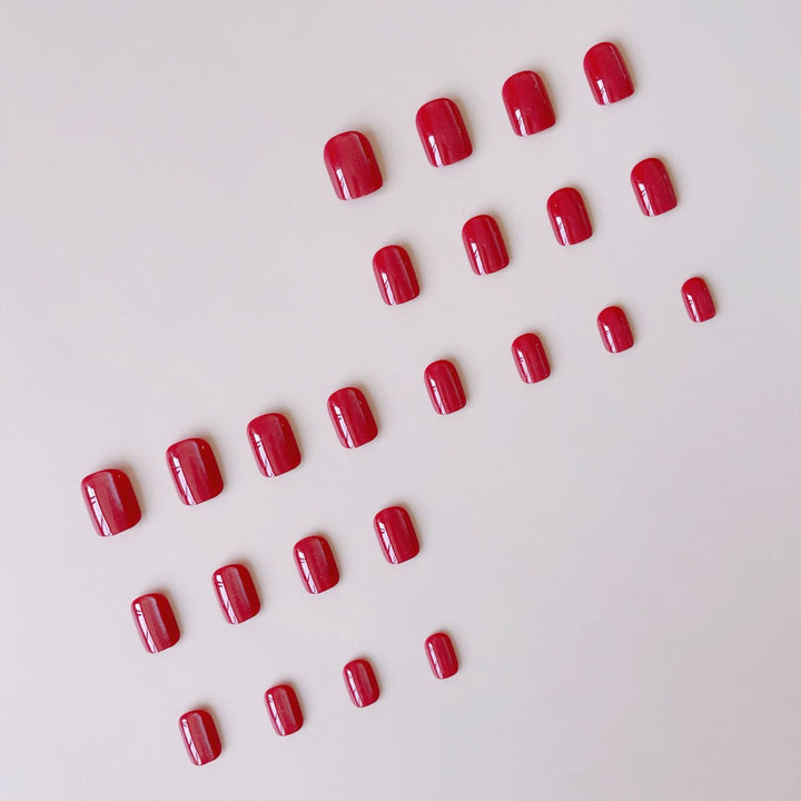 Kunstnagelset mit glänzendem Bordeaux-Finish Karnz