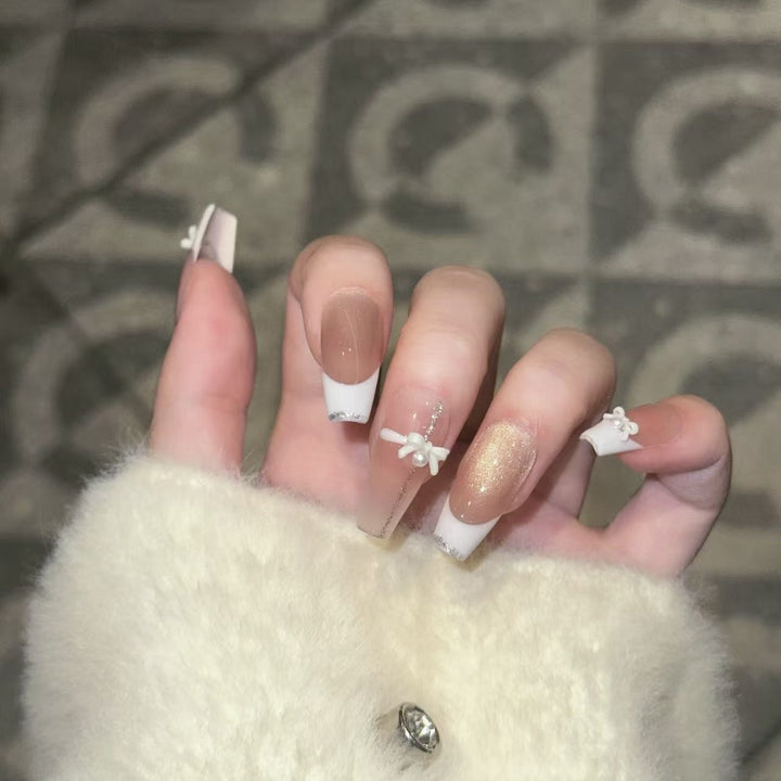 Elegantes wiederverwendbares Press-On-Nagelkunst-Set mit Perlen- und Glitzerakzenten Karnz
