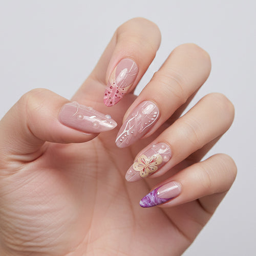 Künstlerisches floral Press-on Nageldesign Karnz