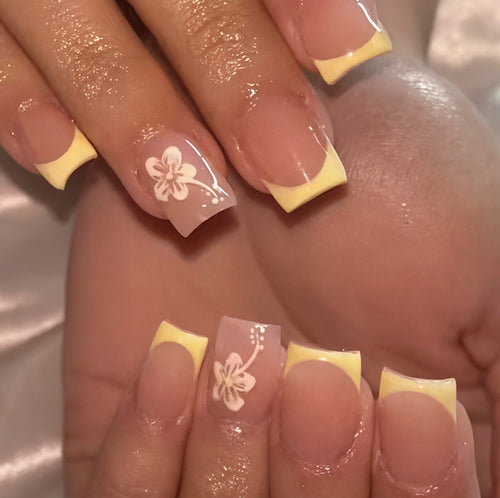 Elegante florale französische Tips Nagelkunst Karnz