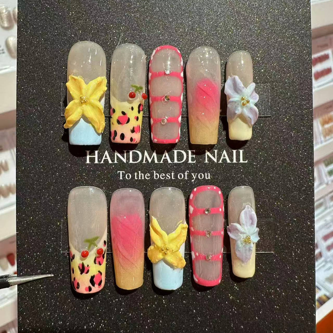 Künstlerisches Floral Press-On Nagelset mit dekorativen Elementen