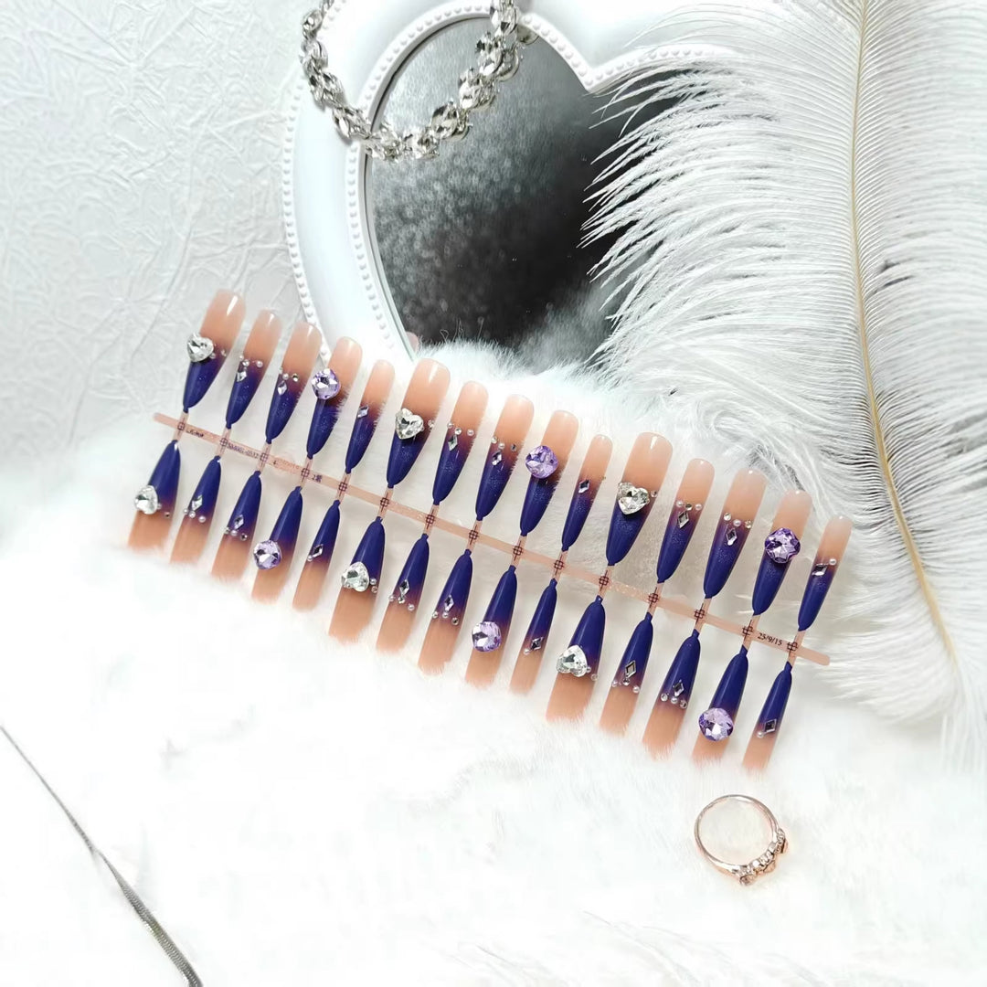 Kunstnägel mit Elegantem Glitter-Design und 3D-Strassakzenten Karnz