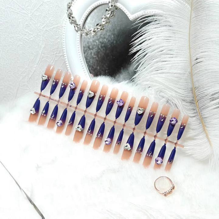 Kunstnägel mit Elegantem Glitter-Design und 3D-Strassakzenten Karnz