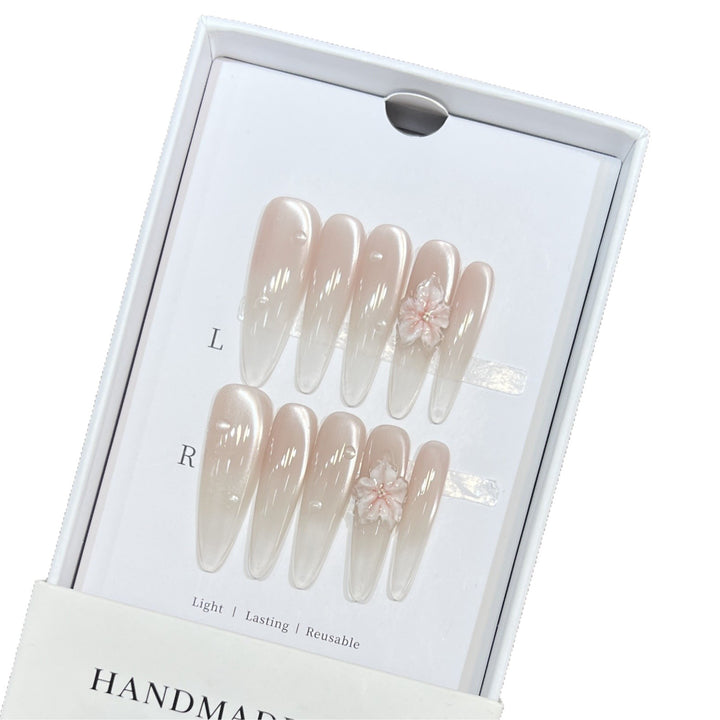 Elegante Stiletto-Nagelverlängerungen mit floralen Akzenten Karnz
