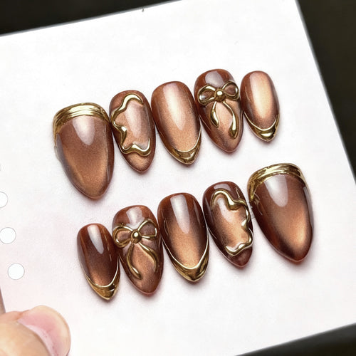 Elegante Kunstnägel mit Goldakzenten Karnz