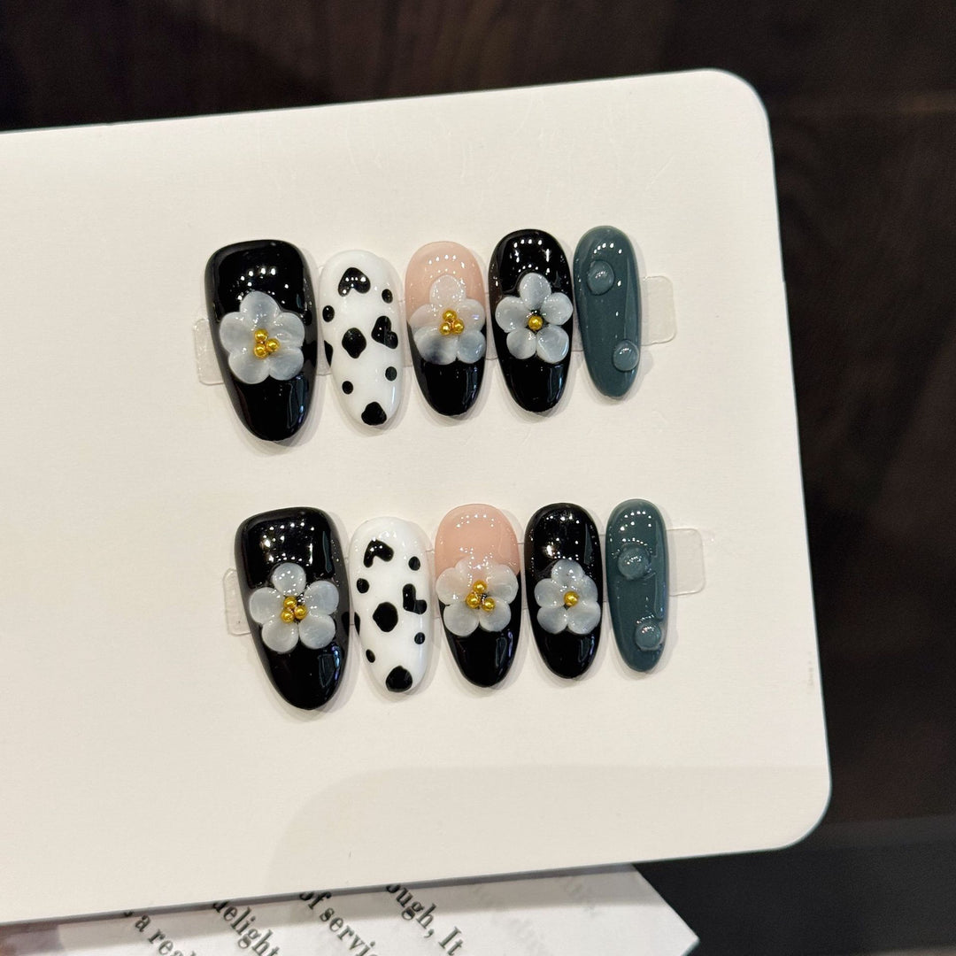 Floral Design Press-On Nail Set mit geometrischen Mustern