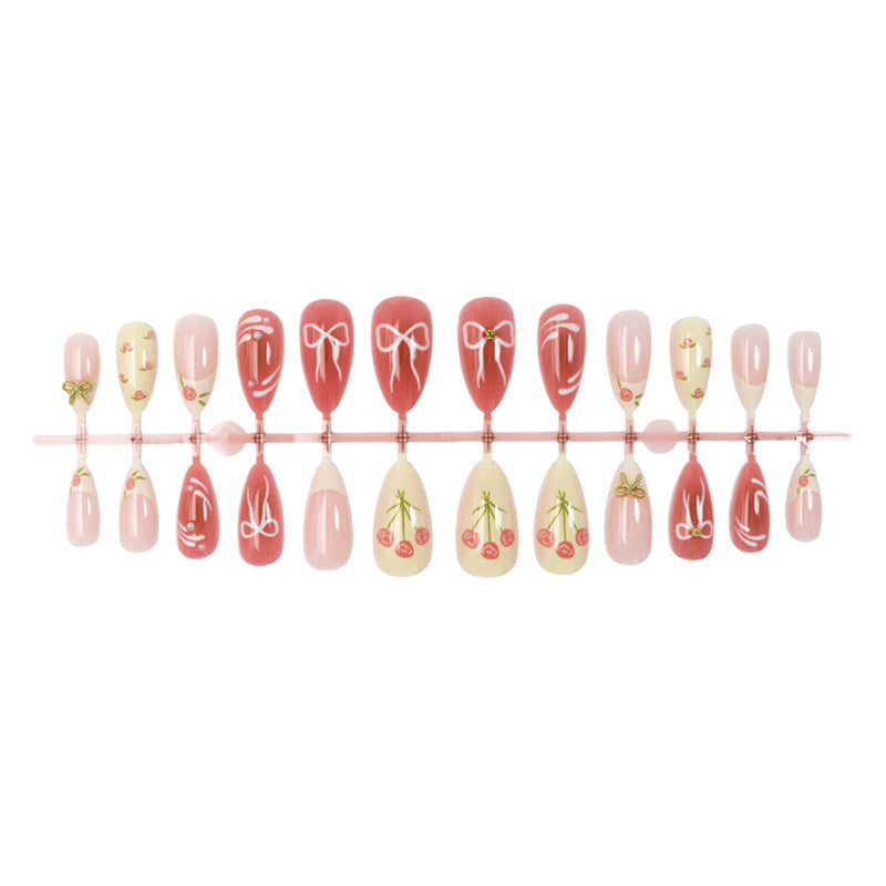 Kunstnagelset mit floralen Akzenten und elegantem Glitzer Karnz