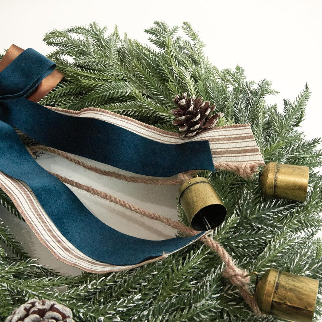 Festliche Evergreen-Willkommensgirlande mit dekorativem Band und Glocken