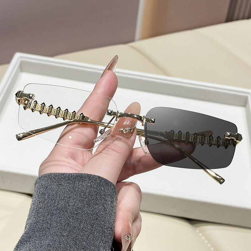 Damen modische rechteckige Brille mit extravaganten Akzenten Karnz