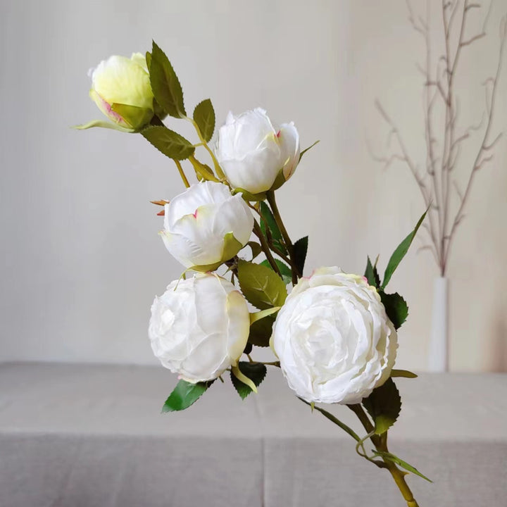 Lebensechte Rosenblütenzweig