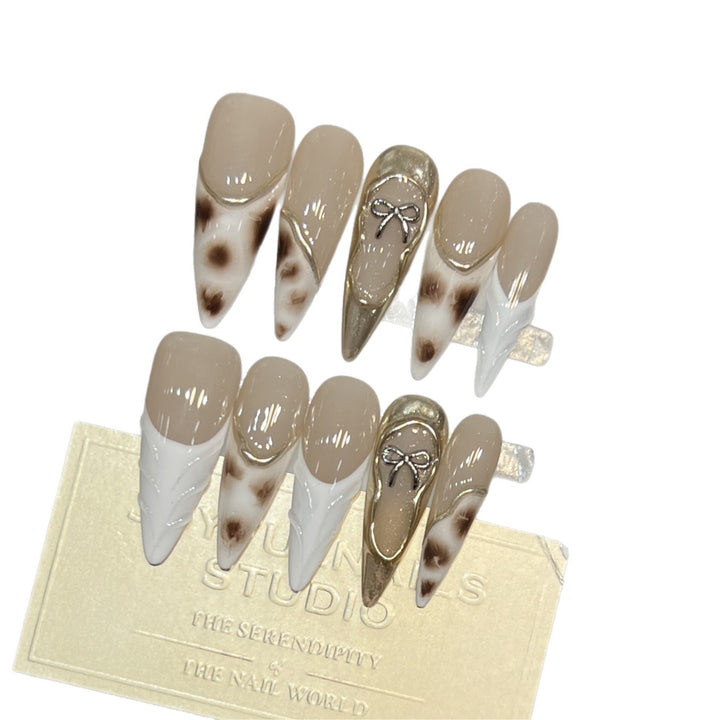 Dekoratives Stiletto Press-On Nagelkunst-Set mit einzigartigen Designelementen Karnz