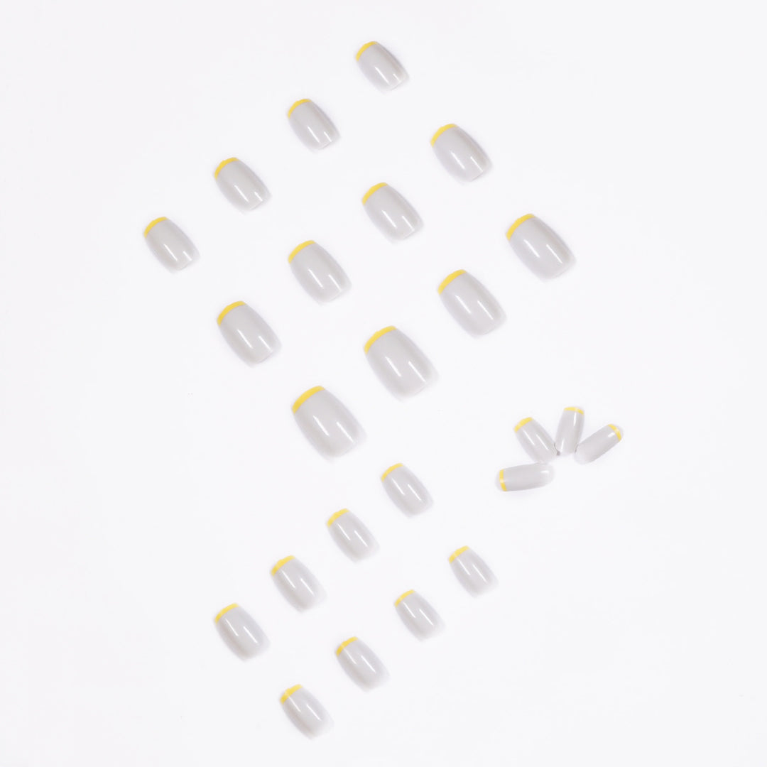Kunstvolle Nagelverlängerungen mit modernem French-Tip Design Karnz