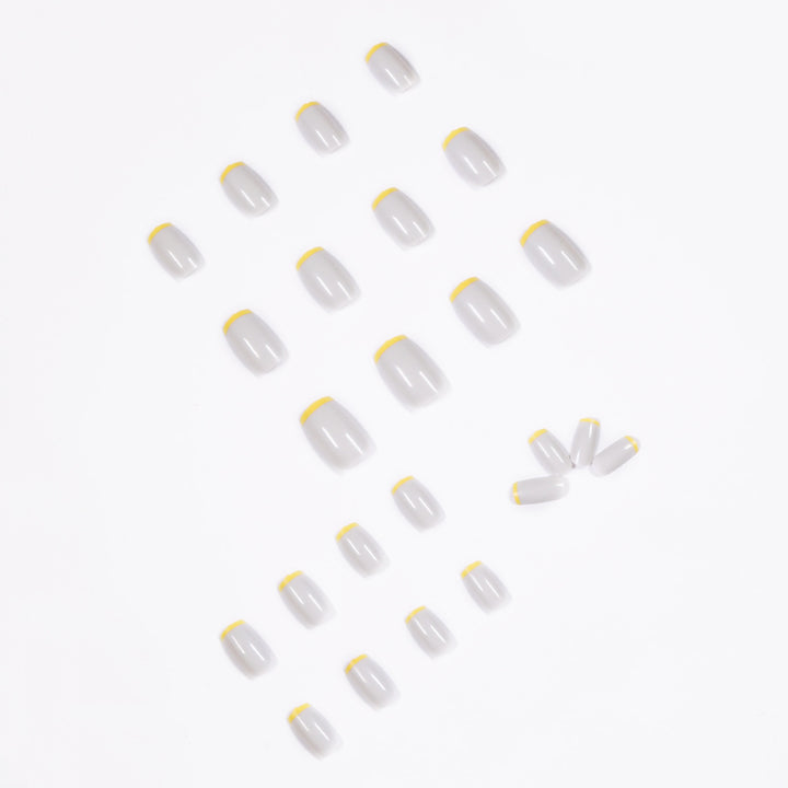 Kunstvolle Nagelverlängerungen mit modernem French-Tip Design Karnz