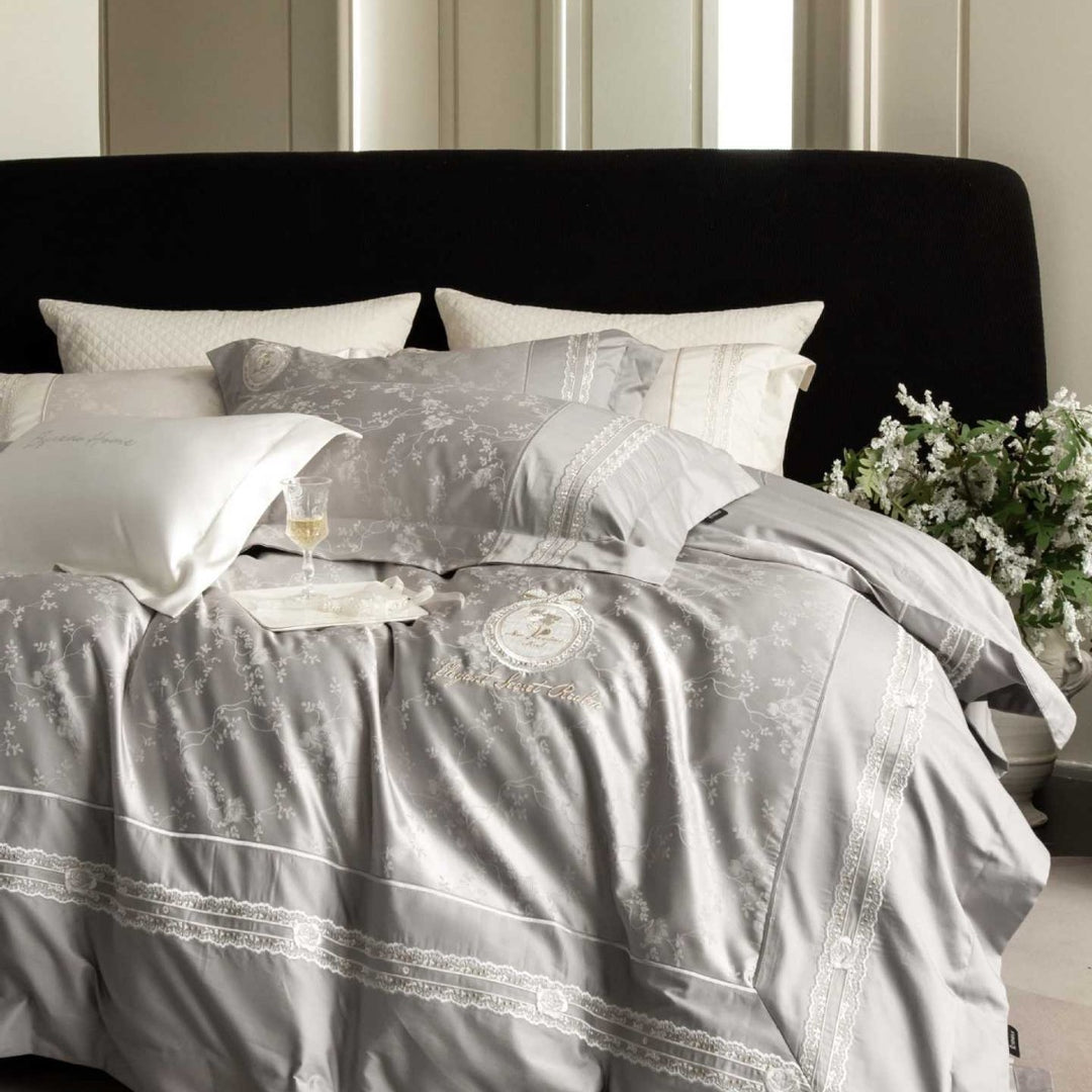 Luxuriöses Satin-Bettwäsche-Set mit filigraner Stickerei