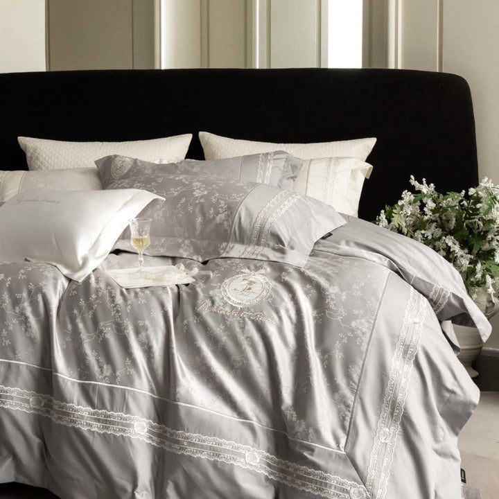Luxuriöses Satin-Bettwäsche-Set mit filigraner Stickerei