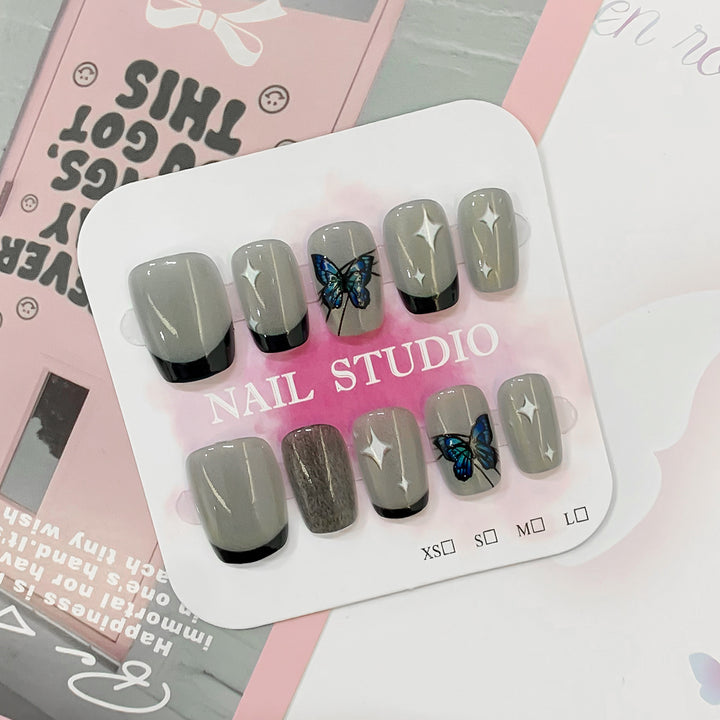 Kunstvolle Nagelspitzen mit Schmetterlings-Motiven Karnz