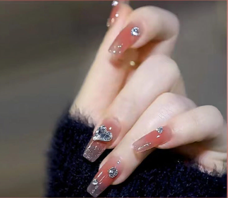 Elegante Nail Art mit Glitzer und Strass Karnz
