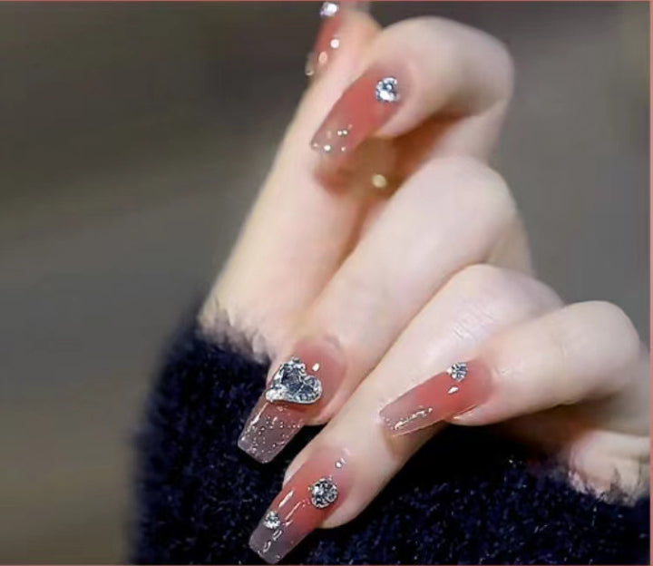 Elegante Nail Art mit Glitzer und Strass Karnz