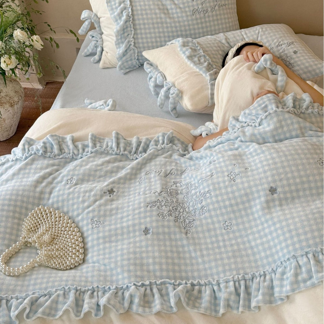 Bettwäschegarnitur im Landhausstil mit Vichy‑Karodetail, Volant und Bandschleifen
