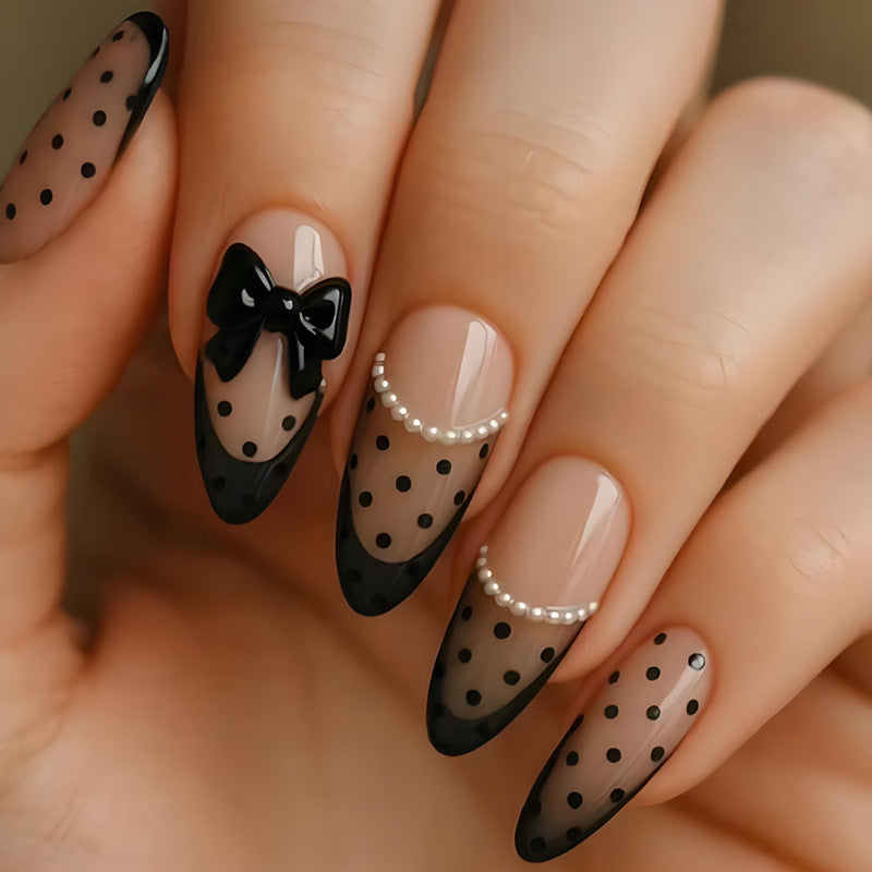 Kunstnagelset mit elegantem Punkt- und Schleifenmuster Karnz