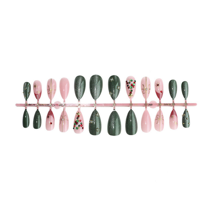 Festliches Kunstnagelset mit weihnachtlichen Motiven und Glitzerakzenten Karnz