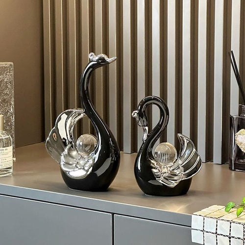 Elegante Keramik-Schwanfiguren