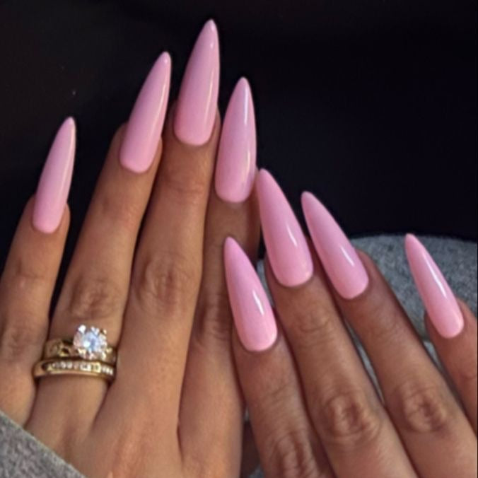 Kunstnagelset mit spitzen Designelementen Karnz