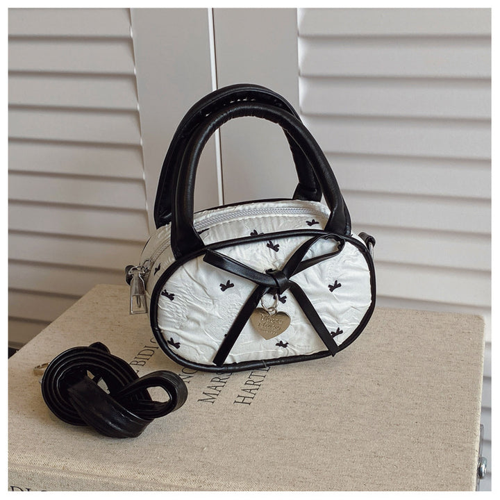 Gepolsterte Mini-Handtasche mit Herzdetail Karnz