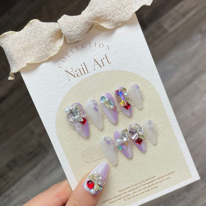 Dekoratives Press-On Nagelkunst-Set mit floralen und verspielten Designs