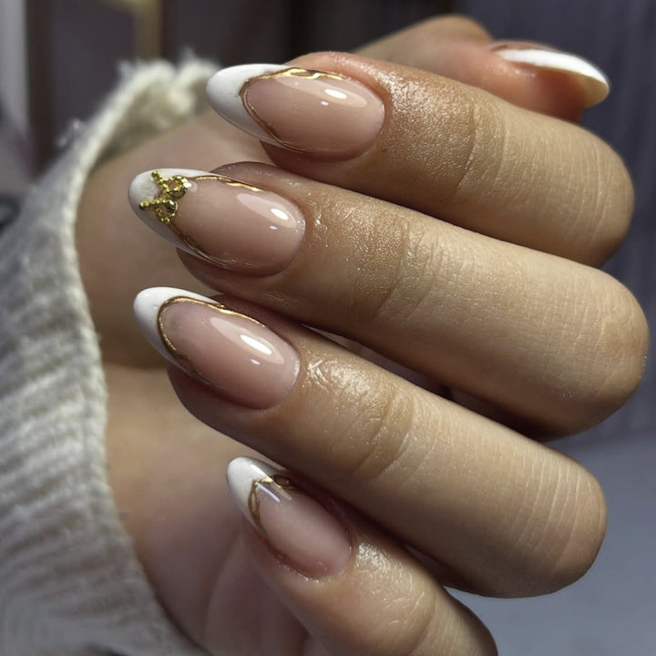 Elegante French Tip Nagelverlängerungen mit goldenen Akzenten Karnz