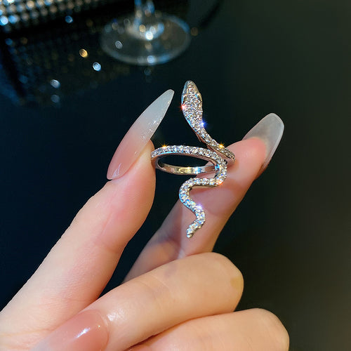 Eleganter Schlangenring mit Funkelnden Zirkonia Steinen Karnz