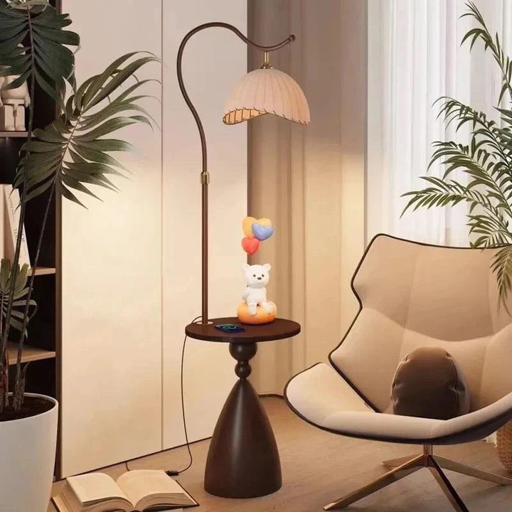 Moderne Stehlampe mit integriertem Beistelltisch