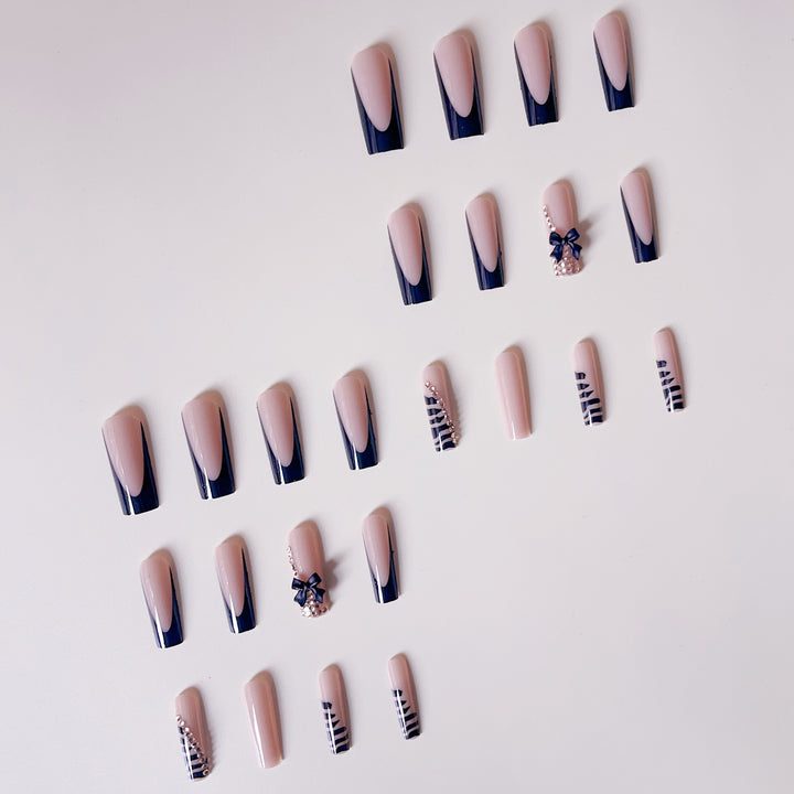 Kunstnagelset mit eleganten Spitzen und glamourösen Akzenten Karnz
