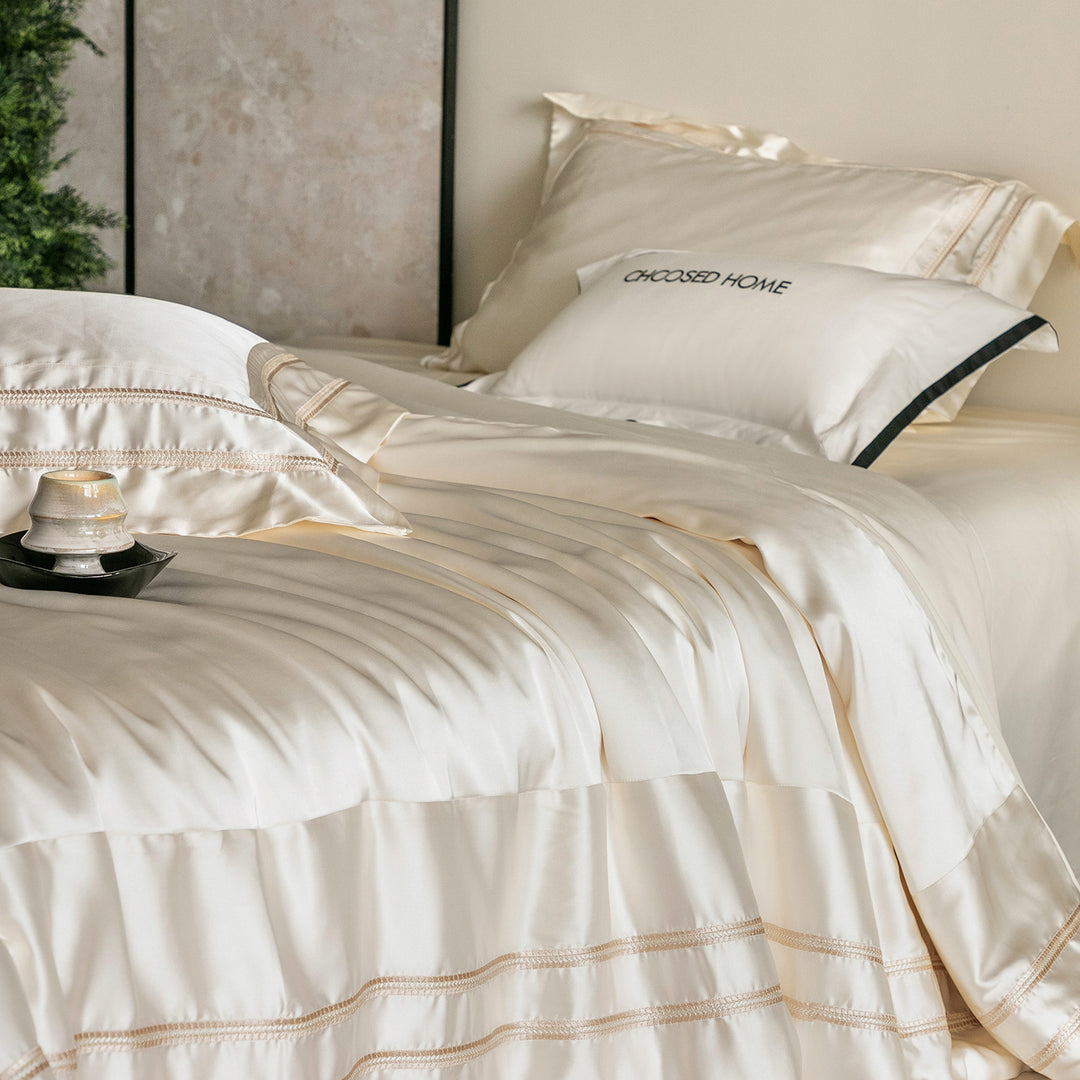 Luxuriöses Satin-Bettwäsche-Set mit Zierborten und seidig-glattem Griff