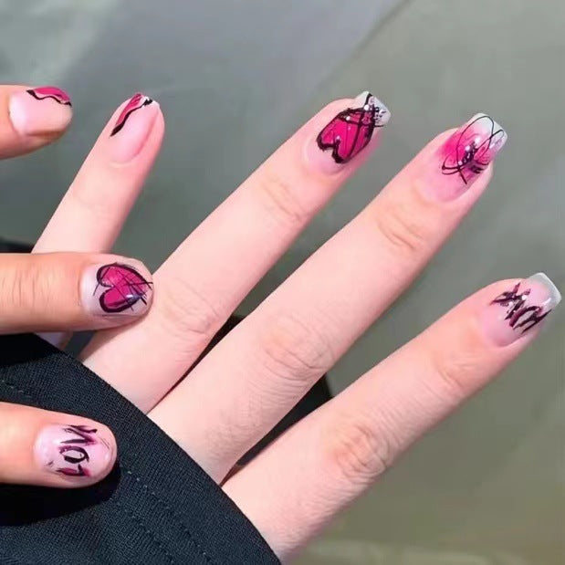 Kreative Nagelkunst mit Herz- und Schmetterlingsdesign Karnz