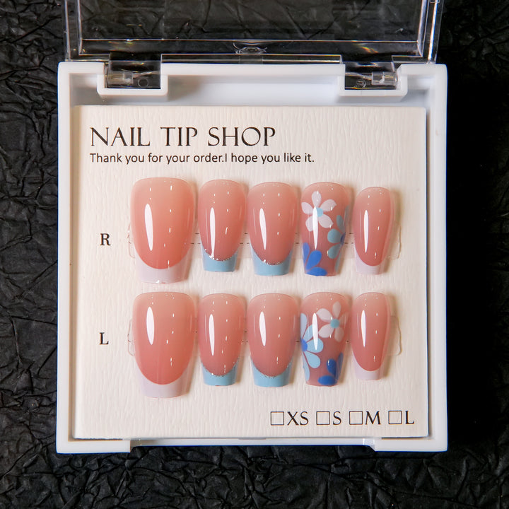 Press-On Nagelkunstset mit eleganten floralen Designs