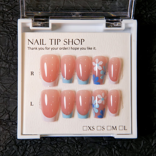 Press-On Nagelkunstset mit eleganten floralen Designs