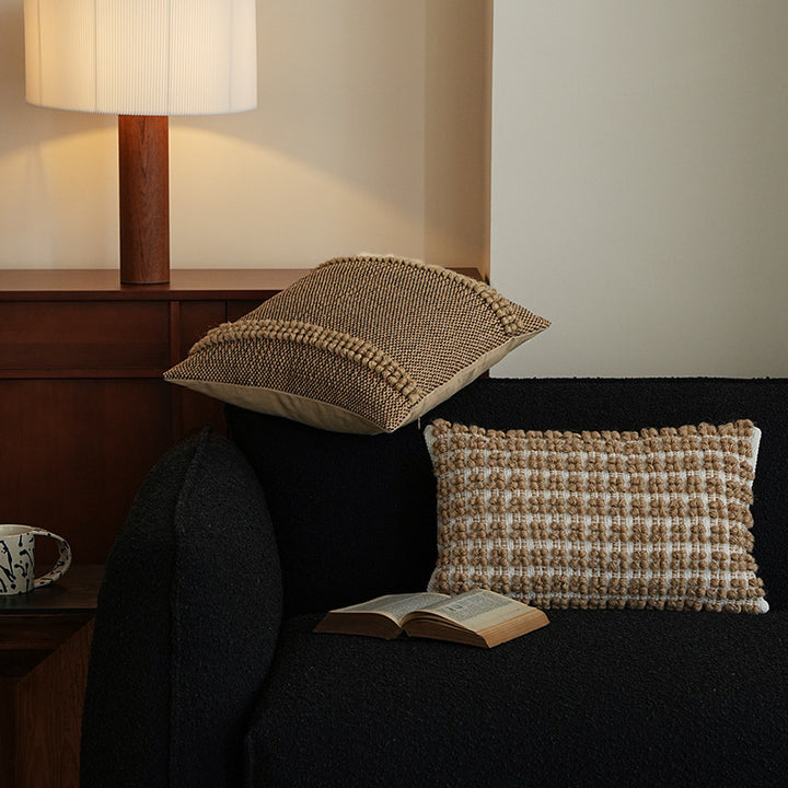 Quadratisches Boho-Dekokissen aus grobgewebtem Baumwollmix mit dekorativen Kordel‑Tufts