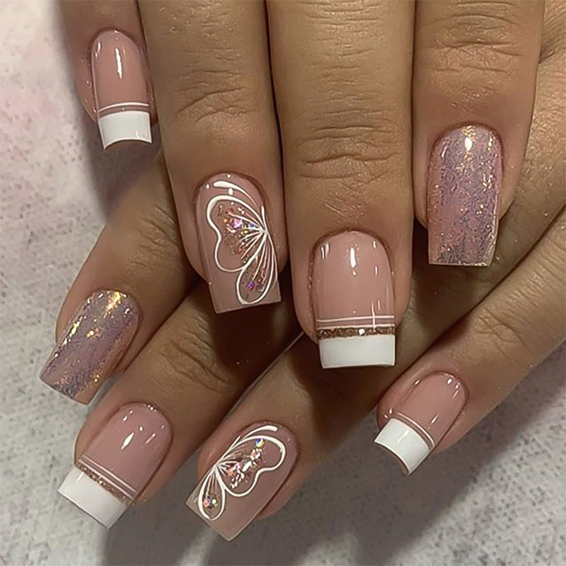 Kunstvolle Nagelkunst mit zartem Schmetterlingsmotiv Karnz