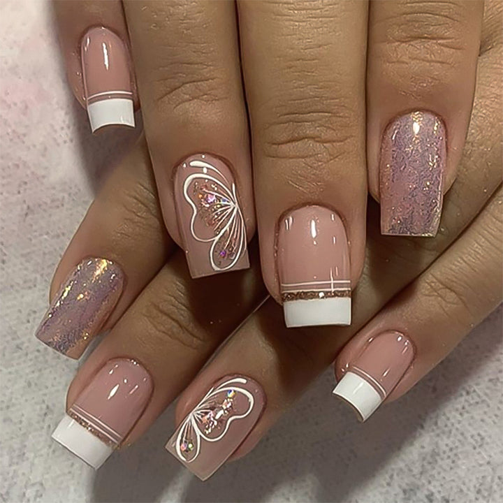 Kunstvolle Nagelkunst mit zartem Schmetterlingsmotiv Karnz